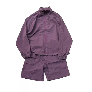 Survêtement homme streetwear en nylon et polyester, coupe-vent 2 pièces sur mesure, fabriqué en usine, avec short cargo et fermeture éclair - Product Image 4
