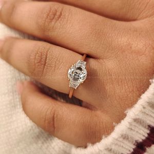 Bague de fiançailles sophistiquée en or blanc avec diamant taille marquise et pierres latérales rondes - Product Image 5