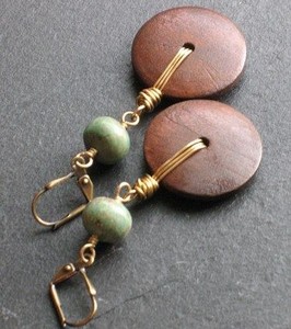 Boucles d'oreilles pendantes rustiques en bois léger pour femme, finition polie, idéales pour le quotidien et les occasions festives - Product Image 2