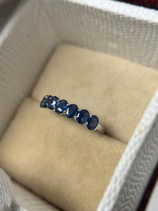 Bague sophistiquée en saphir naturel, taille ovale, demi-éternité, pour fiançailles, demande en mariage, pierre de naissance, bijou pour elle - Product Image 3