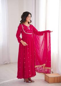 Ensemble femme en georgette premium brodée de sequins, pantalon en micro-coton ample, dupatta brodée, taille unique, tenue ethnique. - Product Image 5