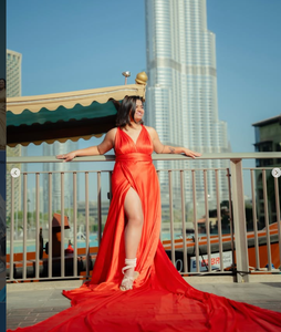 Vestido largo de satén rojo vibrante con corte en V profundo, abertura alta en el muslo, cola fluida y elegante espalda descubierta para noche. - Product Image 1