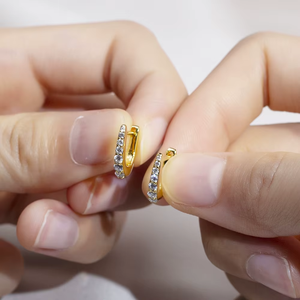 Pendientes Huggie de Oro Amarillo con Diamantes, Corte Brillante Redondo, Estilo Clásico para Mujer, Uso Diario - Product Image 6