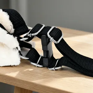 Proveedor de arneses de lujo para perros con piel sintética, exportador de accesorios para mascotas de tacto suave para cachorros y perros pequeños de Divine International - Product Image 5