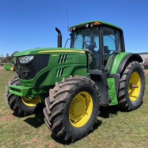 Tracteur à roues John Deere d'occasion pas cher, modèle 6115M à vendre / Tracteur multifonctionnel de 150 CV avec cabine climatisée, prêt à être expédié - Product Image 3