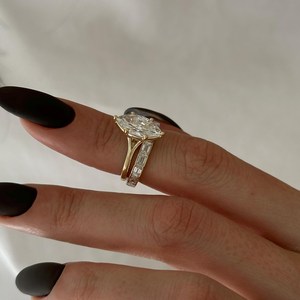 Anillo de Compromiso con Diamante Cultivado en Laboratorio de 2 Quilates, Corte Marquesa, Banda de Eternidad de 2.5 Quilates, Corte Esmeralda, Certificado IGI - Product Image 5