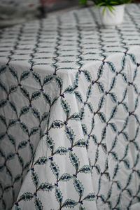 Nappe carrée moderne en coton imprimé à la main motif floral, écologique, réutilisable, anti-poussière TheFabira - Product Image 3