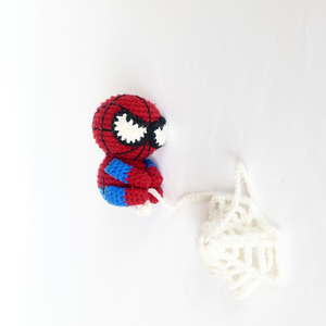 Llavero de ganchillo hecho a mano de superhéroe, dije de bolso Amigurumi de héroe araña con telaraña, colgante de llavero artesanal de arte puro - Product Image 2