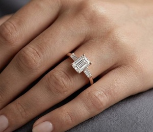Anillo de Compromiso con Corte Esmeralda Color E VS1, Oro Rosa de 18K, Certificado IGI, Diamante Cultivado en Laboratorio de 3.14CT, Regalo de Aniversario para Ella - Product Image 3