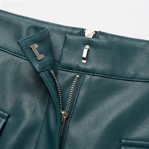 Jupe courte en similicuir pour femme, taille haute, style cargo avec poches, couleur unie, finition brillante, à porter en toutes saisons - Product Image 4