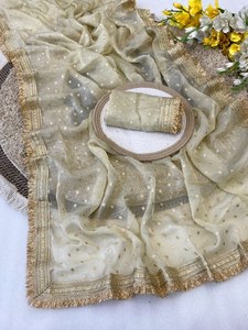 Dupatta en soie crème avec pois dorés et bordure, tenue traditionnelle indienne pour femmes, occasions de mariage, toutes saisons - Product Image 1