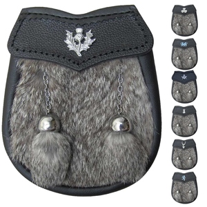 Sporran en cuir noir personnalisé avec fausse fourrure, chaîne métallique avant, pompons, emblème de gazon celtique, pochette classique pour kilt écossais des Highlands - Product Image 1