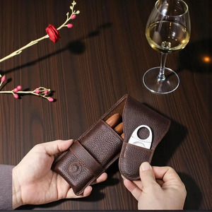 Estuche para cigarros hecho a mano con cortador integrado que combina la artesanía de lujo con la funcionalidad práctica para viajes, en venta. - Product Image 3