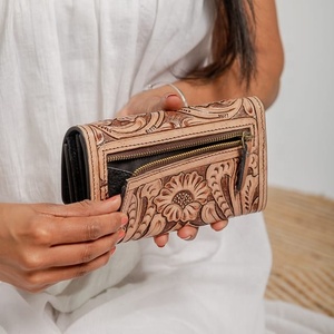Bolso de mano de cuero labrado con flores en relieve de estilo occidental, bolso diseñado para mujer, bolso de mano de moda de cuero labrado de tamaño compacto superventas - Product Image 4