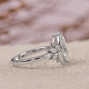 Anillo de Lujo con Tres Piedras de Diamante Cultivado en Laboratorio con Certificación IGI, Corte D VVS2, Minimalista, Oro de 14K/18K, PT950, Corte Marquesa - Product Image 3