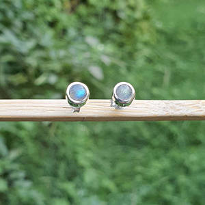 Pequeños pendientes minimalistas de labradorita de Plata de Ley 925 hechos a mano con chapado en oro para boda Navidad suministro al por mayor - Product Image 5