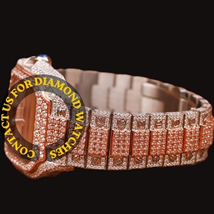 Montre-bracelet pour homme élégante et attrayante, avec un boîtier carré en moissanite bicolore, des chiffres romains et un cadran en verre aux caractéristiques tendance - Product Image 2