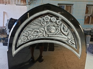 Monumento Conmemorativo <span class=keywords><strong>de</strong></span> Granito Negro Indio con Grabado Floral Estilo Irlandés - Product Image 3