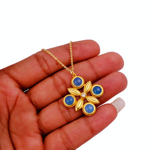 สร้อยคอจี้หินแคลซิโดนีสีน้ำเงินชุบทอง 18k แบบสั่งทำพิเศษสำหรับผู้หญิง สร้อยคอรูปใบโคลเวอร์แบบปรับได้ เครื่องประดับป้องกันการหมอง - Product Image 5