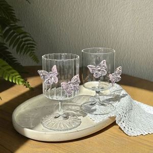 Copa de Vino Alta de Cristal Borosilicato Resistente al Calor con Diseño 3D de Mariposas, Personalizada al por Mayor - Product Image 5