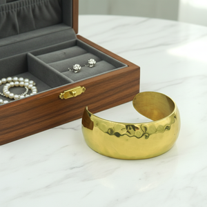 Bracelet manchette large et audacieux en laiton doré martelé - Bijou artisanal tendance pour femme, ajustable, style bohème, cadeau - Product Image 5