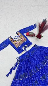Conjunto de Lehenga Azul Bordado, Traje Tradicional Indio, Top Corto y Falda Estampados para Festivales y Baile - Product Image 5