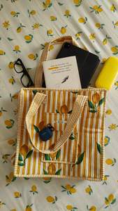 Sac fourre-tout matelassé 100 % coton pour femme avec poche extérieure, fermeture éclair et chaînes, couleur unie jaune - Product Image 2