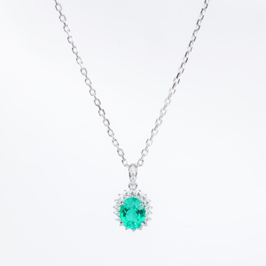 Elegante Conjunto de Joyería con Gema Verde Esmeralda, Aretes con Halo de Diamantes y Collar con Colgante en Plata de Ley - Product Image 1