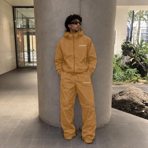 Conjunto de Chaqueta y Pantalones Cortavientos para Hombre, Personalizado con Serigrafía Reflectante, Chaqueta Ligera y Pantalones, Fabricante de Ropa Urbana - Product Image 1
