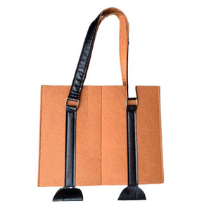 Portabotellas doble de tela color canela con correa ajustable, diseño plegable y reutilizable para picnics y fiestas. - Product Image 4