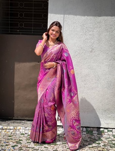 Sari en soie Banarasi violet avec motifs floraux et bordure Zari pour femmes, tenue de mariage, sari indien traditionnel - Product Image 3