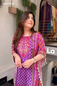 Nouvel arrivage : Ensemble Kurti style Kaftan en soie banane avec imprimé et bordure Kodi, et manches travaillées, et pantalon uni – Mode féminine pour exportateurs - Product Image 2