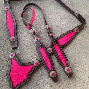 Ensemble de clous de cheval de haute qualité rose vif une oreille Headstall ensemble de collier de poitrine Tack au meilleur prix - Product Image 1