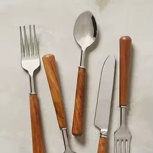 Ensemble de couverts en métal avec manche en bois de qualité supérieure pour une table à manger élégante et une décoration de cuisine moderne - Product Image 2