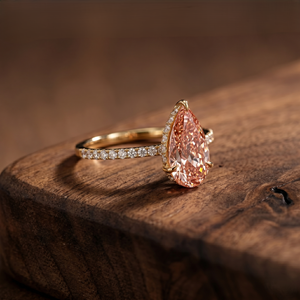 Anillo de Compromiso Aries Jewel Pave Band con Diamante Rosa Fantasía de Laboratorio de 2 Ct, Corte Pera, Oro de 14K, con Certificado IGI, para Aniversario o Boda - Product Image 2