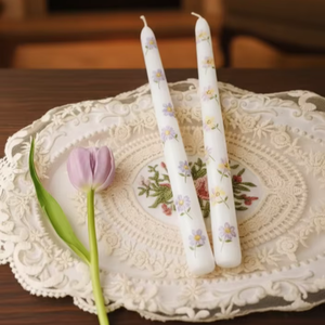 Velas Cónicas Elegantes Pintadas a Mano con Diseños Florales, Delicados Estampados de Flores en Tonos Pastel, Base Blanca Lisa, Cera de Soja sin Humo, para Eventos Navideños - Product Image 1