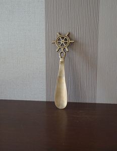 Calzador de latón duradero con forma ergonómica que ayuda a prevenir el daño al talón y mantiene la estructura del calzado - Product Image 4