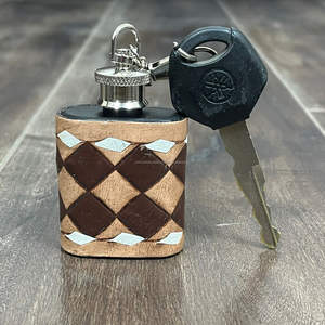 Llavero de cuero a cuadros hecho a mano al por mayor, mini botella de whisky, llavero de cuero genuino, artículo promocional para exposiciones y eventos - Product Image 4