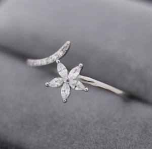 Bague ouverte CZ Fleur en argent sterling, argentée ou dorée, ajustable, motif mignonnet, minimaliste, avec zircon cubique - Product Image 2