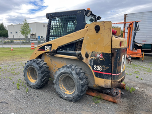 Cargadora Compacta 236 de 2004 con Cabina Cerrada, Máquina de Construcción de Alto Rendimiento - Product Image 2