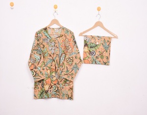 Nouveaux ensembles de pyjamas en coton tendance, en satin, longueur genou, boutonnés, imprimés à la main, respirants, pour l'été - Product Image 2