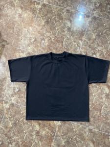 Camiseta de algodón negra vibrante de corte holgado, estilo oversize, con hombros caídos, estilo streetwear para hombre. - Product Image 2