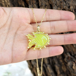 Collier pendentif poisson sculpté à la main en jade préhnite, best-seller, avec œil en émeraude CZ, plaqué or, perles, collier de créateur. - Product Image 6