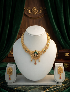 Parure de bijoux ethniques Divyoro en alliage de cuivre plaqué or 24 carats avec pendentif goutte d'émeraude classique pour femme (collier et boucles d'oreilles) - Product Image 4