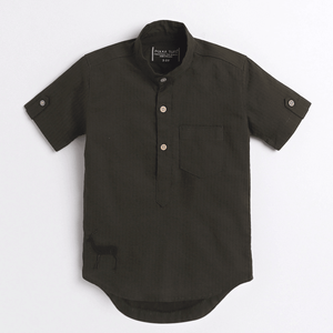 ลายจุดครึ่งแขนสั้นปักลายกวางเคอร์ต้า-สีเขียว - Product Image 1