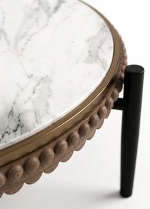 Table basse moderne Nara, plateau rond en marbre, base en bois cannelé et pieds en métal noir, pour salon de luxe, hall d'hôtel - Product Image 3