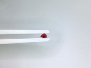 พลอยทับทิมพม่าทรงลูกแพร์คุณภาพพรีเมียมธรรมชาติ 100% ขนาด 0.84 กะรัต สีแดงเข้ม ทรงเหลี่ยมเจียระไน สำหรับทำจี้เครื่องประดับ - Product Image 6