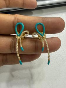 Modernos pendientes colgantes de lazo de cinta de alto brillo, estilo borla colorida para el hombro, joyería de fiesta para mujer, con lazo. - Product Image 1