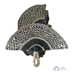 [BEST SELLER] |   Éventail artisanal en jonc de mer et feuilles de palmier tressées, idéal pour les fêtes estivales et la décoration, provenant du Vietnam. - Product Image 1