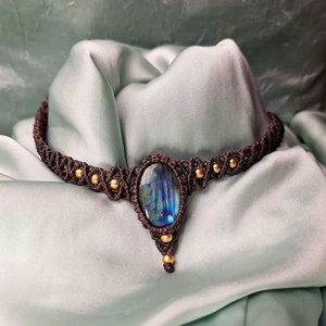 Collier ras du cou en macramé fait main avec labradorite, style bohème, cordon réglable, perles dorées, bijoux en labradorite naturelle - Product Image 2